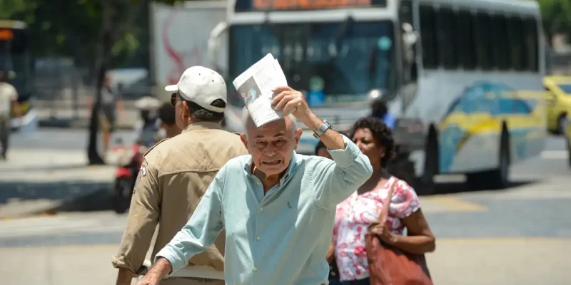 Rio de Janeiro (RJ), 14/11/2023 – População enfrenta forte onda de calor no Rio de Janeiro. Foto: Tomaz Silva/Agência Brasil