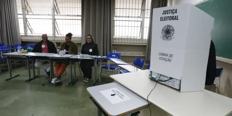 São Paulo (SP), 27/10/2024 - Eleitores comparecem para votação no segundo turno das eleições para prefeito no Escola Estadual Caetano de Campos. Foto: Paulo Pinto/Agência Brasil