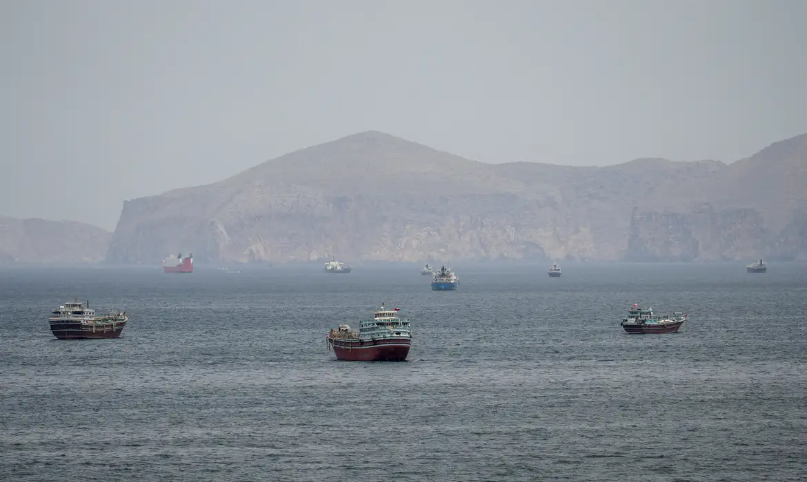 Navios e embarcações no Estreito de Ormuz
 22 de abril de 2026     REUTERS/Stringer
