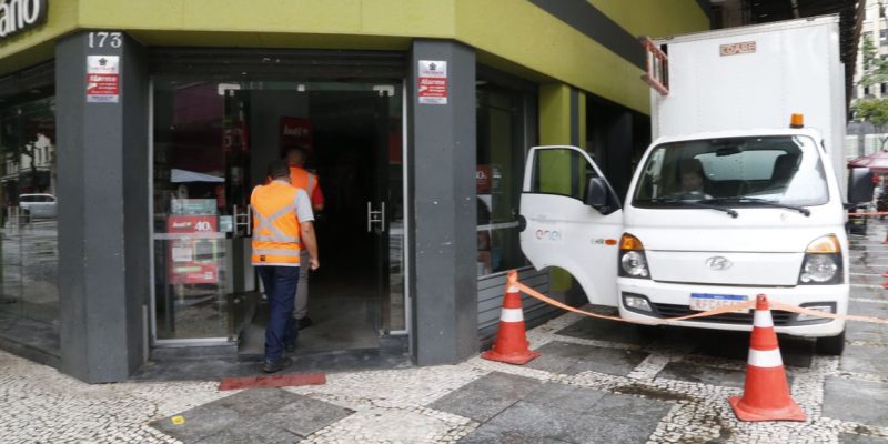 São Paulo (SP) 22/03/2024 - Uma série de apagões continuam a afligir a cidade de SP. Hoje, unidades do SESC 24 de Maio e 14 Bis avisaram seus clientes e frequentadores que não vão abrir por causa da falta de energia. Lojas fechadas na Rua Barao de Itapetininga e bares funcionando a luz de velas.
Foto: Paulo Pinto/Agência Brasil