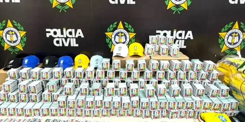 Rio de Janeiro (RJ), 21/05/2026 - A Polícia Civil do Rio de Janeiro apreendeu 200 mil figurinhas falsificadas do álbum da Copa do Mundo 2026. A apreensão foi feita por policiais da Delegacia de Repressão aos Crimes contra a Propriedade Imaterial (DRCPIM), em Nova Iguaçu, na Baixada Fluminense. Foto: PCRJ/Divulgação