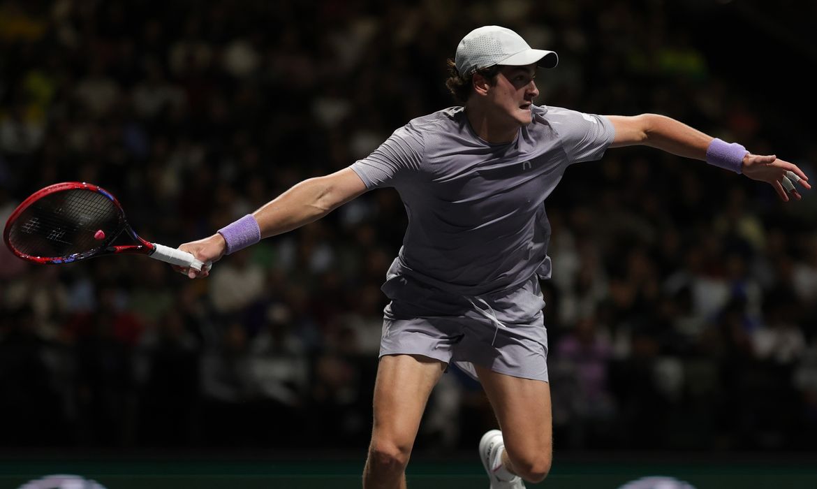 Paris, 28/10/2025 - Tenista João Fonseca durante partida de estreia no Marters 1000 de ParisFoto: RolexPMasters/X