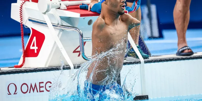 Com o tempo de 1min59s54 nos 100m costas da classe S2, Gabriel Araújo, Gabrielzinho, se classifica à final - Paralimpíada - natação