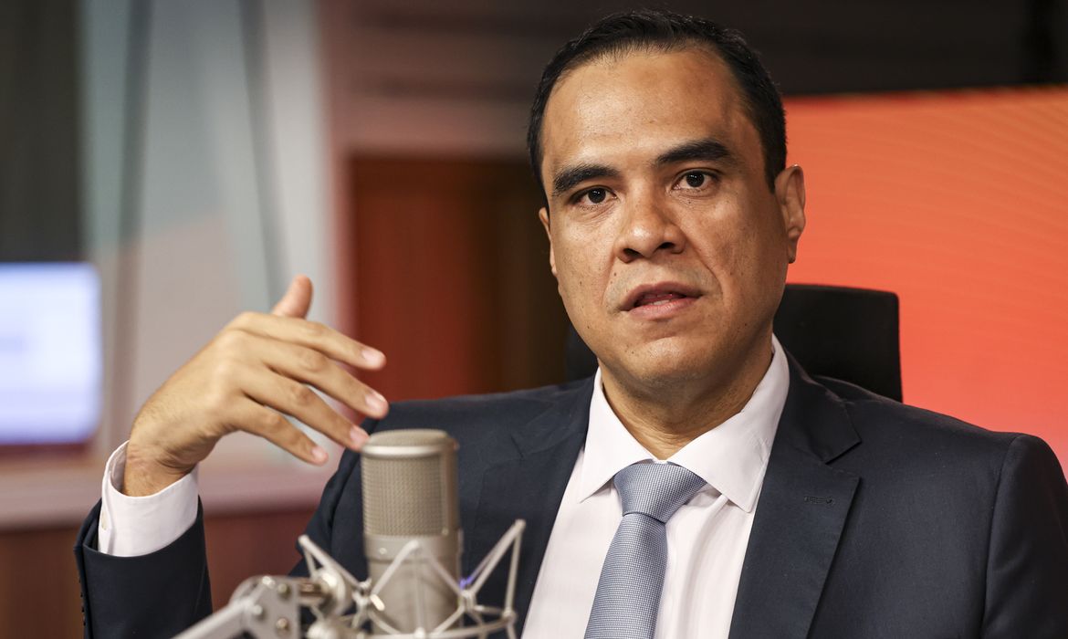 Brasília (DF), 05/05/2026 - O ministro do Turismo, Gustavo Feliciano, dá entrevista ao programa Bom Dia, Ministro. Foto: Marcelo Camargo/Agência Brasil
