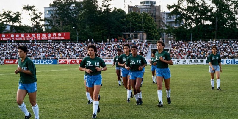 China. FOTO DE ARQUIVO - Jogadoras da primeira seleção brasileira no aquecimento em 1988. Foto: Acervo Museu do Futebol/Divulgação