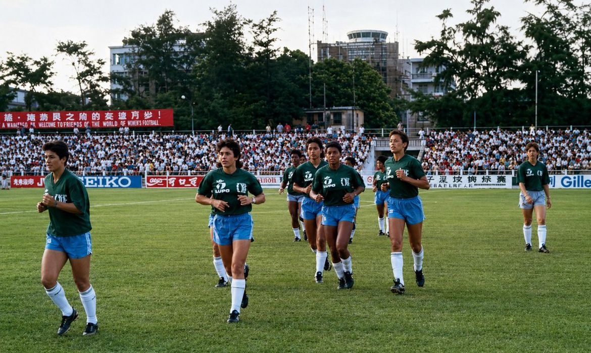 China. FOTO DE ARQUIVO - Jogadoras da primeira seleção brasileira no aquecimento em 1988. Foto: Acervo Museu do Futebol/Divulgação