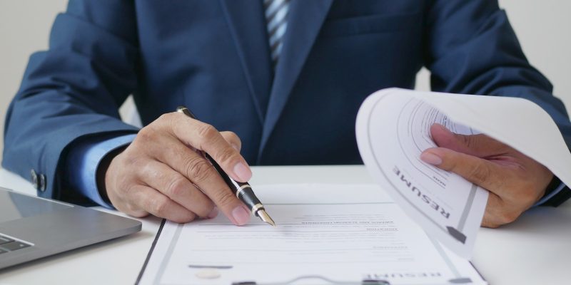 imagem mostra homem analisando informações em um papel em alusao a recomendacao assinada pelo MP sobre a custodia de PMs presos