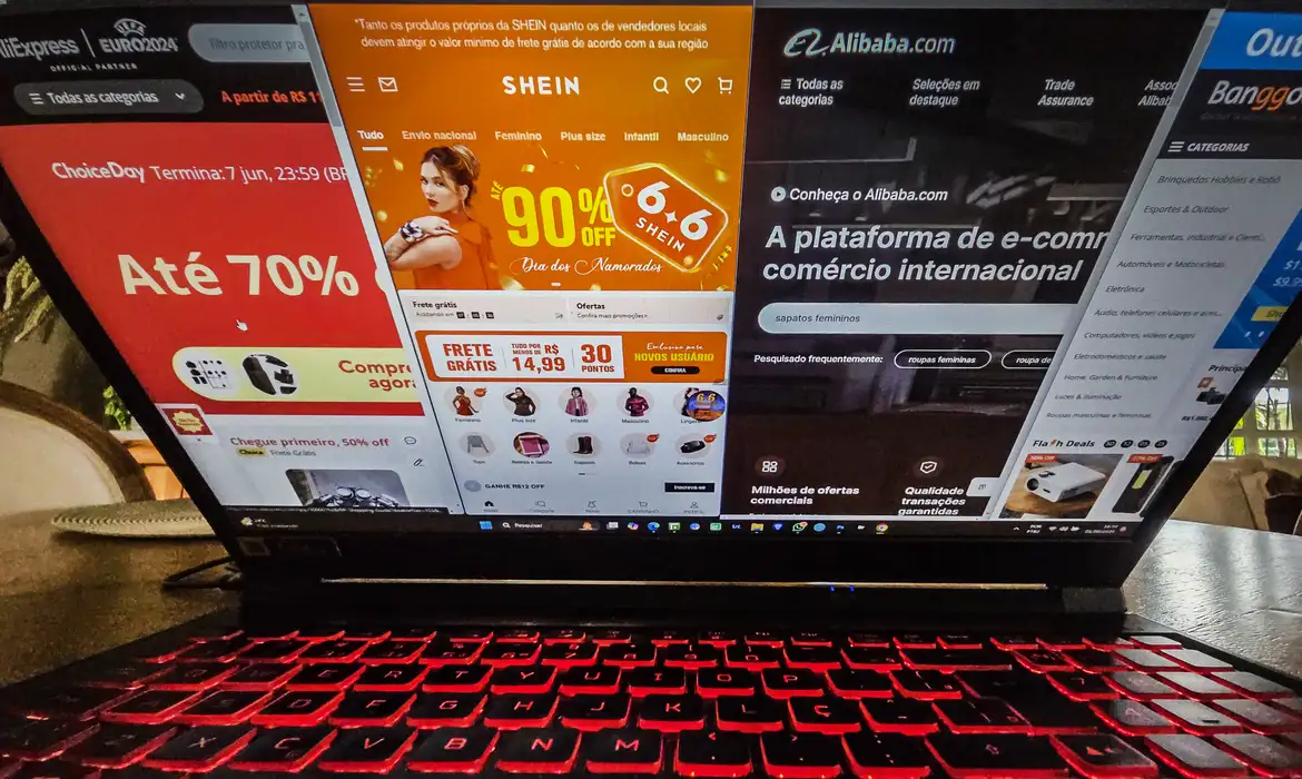 01/06/2024 - Brasília, A chamada “taxa da businha”, cobrança de Imposto de Importação para compras de até US$ 50 (equivalente a cerca de R$ 260), deve ser votada pelo Senado na próxima semana, de acordo com o presidente da Casa, senador Rodrigo Pacheco (PSD-MG). O tributo ganhou esse apelido por impactar principalmente compras de itens de vestuário feminino por meio de varejistas internacionais. Foto: Rafa Neddermeyer/Agência Brasil