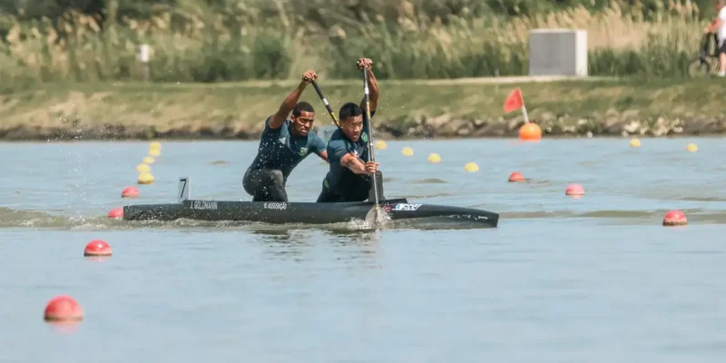 Hungria - 10/05/2026 - Dupla brasileira conquista bronze em etapa da Copa do Mundo de canoagem
Jacky Godmann e Gabriel Assunção vão ao pódio no C2 500m em Svezed, na Hungria. Foto: @braca_paddles