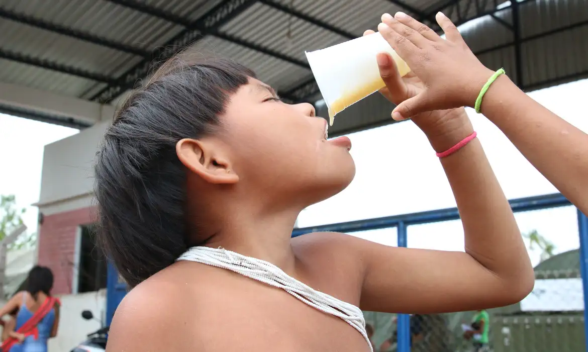 Boa Vista (RR), 15/02/2023, Criança se alimenta em frente ao Hospital de Campanha Yanomami montado na Casa de Saúde Indígena - Casai.