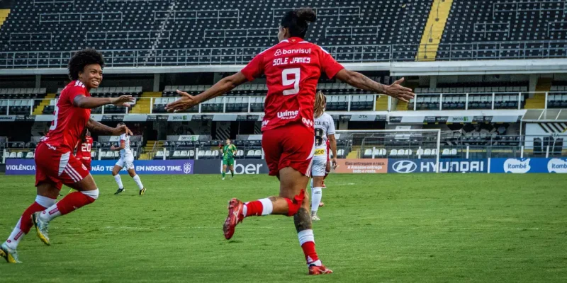 Soles Jaimes abre o placar na vitória por 3 a 0 do Internacional contra o Santos na Vila Bemiro, em 01/05/2026