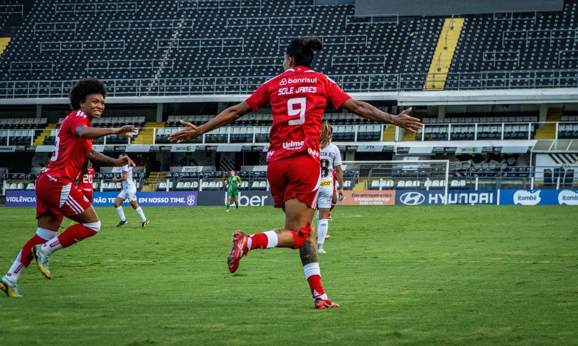 Soles Jaimes abre o placar na vitória por 3 a 0 do Internacional contra o Santos na Vila Bemiro, em 01/05/2026