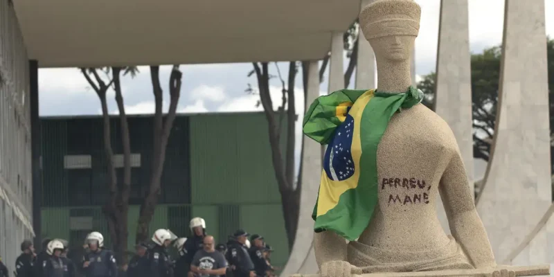 Brasília (DF), 08/01/2023 - Estátua da Justiça em frente ao STF pintado com os dizeres