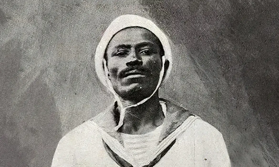 João Cândido Felisberto (1880-1969) foi o principal líder da Revolta da Chibata, ocorrida no Rio de Janeiro em 1910, que acabou com os castigos corporais na Marinha de Guerra. Foto:  Prefeitura de São João de Meriti/ Reprodução
