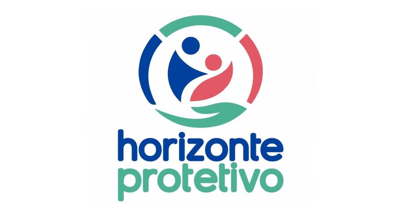 Logotipo circular com as figuras estilizadas de um adulto azul e uma criança rosa amparados por uma mão verde, com o nome