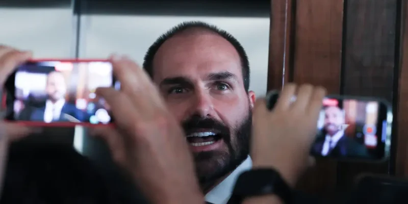 Brasília (DF) 19/11/2024 Deputado Eduardo Bolsonaro durante entrevista a imprensa.  Foto Lula Marques/ Agência Brasil