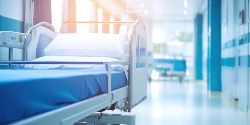 imagem de maca de hospital em corredor