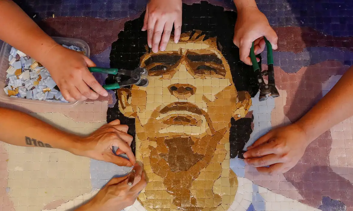 Fãs de Maradona montam mosaico com imagem do ex-jogador - ídolo argentino