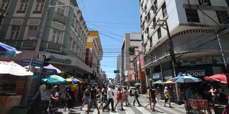 Fortaleza (CE), 19/12/2025 - Pessoas caminhas nas ruas do centro de Fortaleza. Foto: Prefeitura de Fortaleza/Divulgação