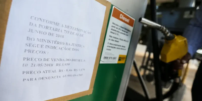 Postos do DF começam a ajustar os preços do diesel com a redução de R$ 0,46.