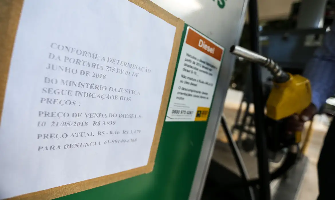 Postos do DF começam a ajustar os preços do diesel com a redução de R$ 0,46.