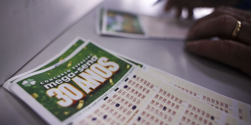 Brasília (DF), 23/05/2026 - O concurso 3.010 da Mega-Sena especial de 30 anos deve pagar neste domingo (24) um prêmio estimado de R$ 300 milhões para quem acertar as seis dezenas. Foto: Marcelo Camargo/Agência Brasil