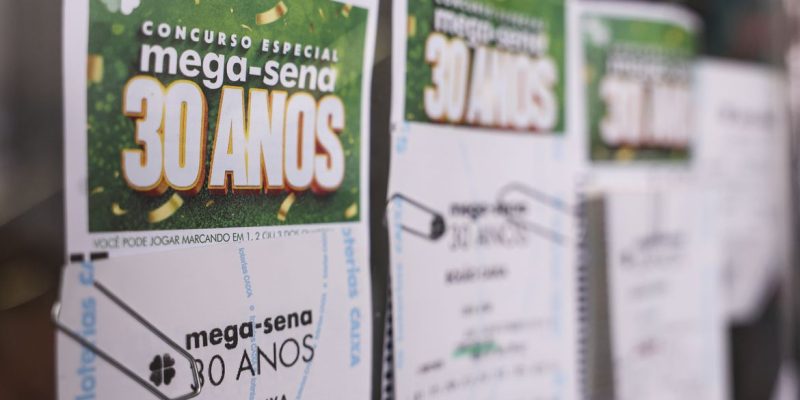 Brasília (DF), 23/05/2026 - O concurso 3.010 da Mega-Sena especial de 30 anos deve pagar neste domingo (24) um prêmio estimado de R$ 300 milhões para quem acertar as seis dezenas. Foto: Marcelo Camargo/Agência Brasil