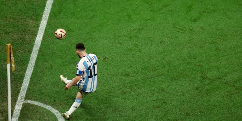 Lionel Messi, da Argentina, bate escanteio na Copa do Mundo do Catar 2022
18 de dezembro de 2022 REUTERS/Molly Darlington