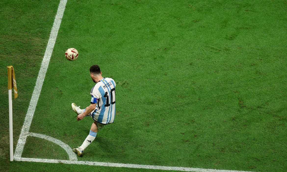 Lionel Messi, da Argentina, bate escanteio na Copa do Mundo do Catar 2022 
  18 de dezembro de 2022     REUTERS/Molly Darlington