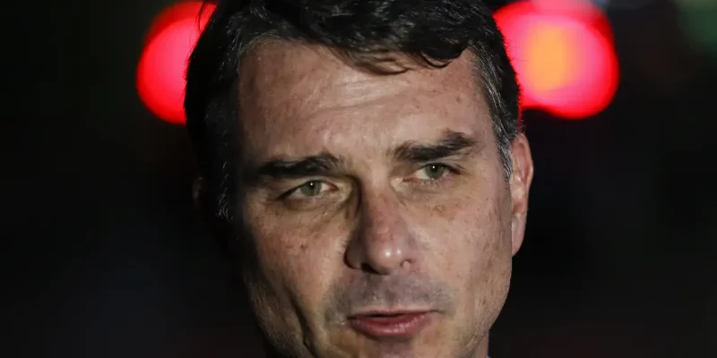 Brasília (DF), 11/09/2025 - O senador Flávio Bolsonaro, fala com jornalistas em frente do condomínio onde seu pai, ex presidente Jair Bolsonaro cumpri prisão domiciliar.
Foto: Bruno Peres/Agência Brasil