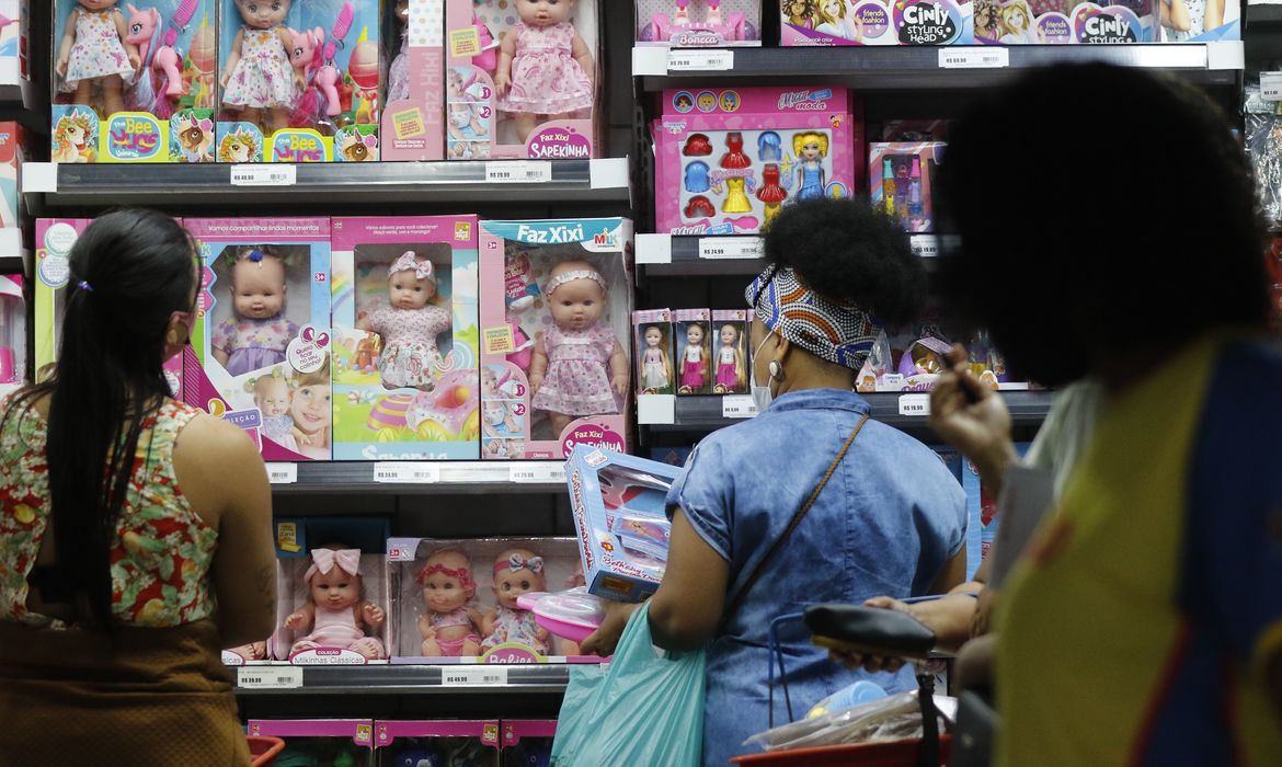 Movimento de vendas de brinquedos para o Dia das Crianças, comércio varejista nas ruas do Polo Saara, centro do Rio de Janeiro.