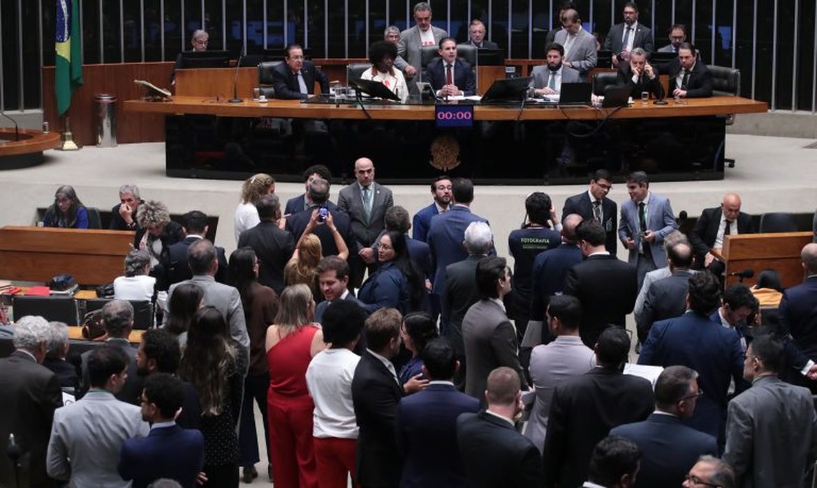 Câmara aprova PEC pelo fim da escala 6x1