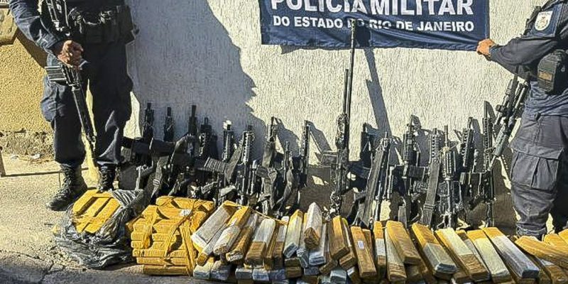 06/06/2026 - PM apreende 16 fuzis e uma metralhadora com capacidade de derrubar aeronaves na zona oeste do Rio. Foto: PM RJ/Divulgação