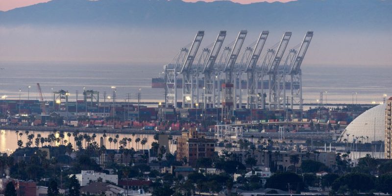 Terminal de contêineres do Pacífico em Long Beach, Califórnia
14 de janeiro de 2026
REUTERS/Mike Blake