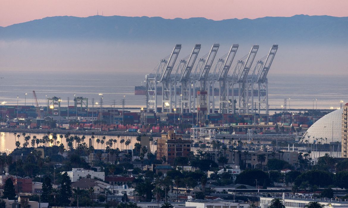 Terminal de contêineres do Pacífico em Long Beach, Califórnia
14 de janeiro de 2026
REUTERS/Mike Blake
