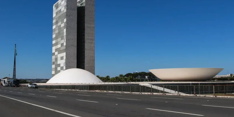 06/06/2023 - Brasília (DF) -  Cenas da Cidade de Brasília, ao fundo o prédio do Congresso Nacional .  Foto Antônio Cruz/Agência Brasil