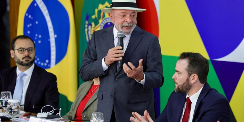 Brasília, DF 04/05/2026- O presidente Luiz Inácio Lula da Silva, acompanhado dos ministros do Empreendedorismo, da Microempresa e da Empresa de Pequeno Porte, Paulo Henrique Rodrigues , da Casa Civil, Miriam Belchior, da Fazenda, Dário Durigan e do Planejamento, Bruno Moretti , assina Medida Provisória referente ao Novo Desenrola Brasil. Foto: Fabio Rodrigues-Pozzebom/ Agência Brasil