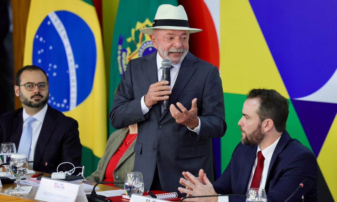 Brasília, DF 04/05/2026- O presidente Luiz Inácio Lula da Silva, acompanhado dos ministros do Empreendedorismo, da Microempresa e da Empresa de Pequeno Porte, Paulo Henrique Rodrigues , da Casa Civil, Miriam Belchior, da Fazenda, Dário Durigan e do Planejamento, Bruno Moretti , assina Medida Provisória referente ao Novo Desenrola Brasil. Foto: Fabio Rodrigues-Pozzebom/ Agência Brasil