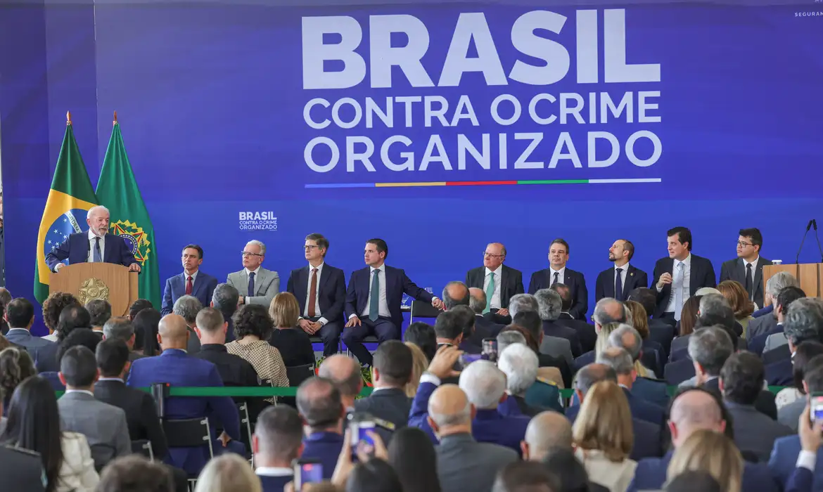 Brasília (DF), 12/05/2026 - O presidente da República, Luiz Inácio Lula da Silva (e), discursa durante cerimônia de lançamento do Programa Brasil Contra o Crime Organizado e de anúncio de medidas voltadas à segurança pública.
Foto: Marcelo Camargo/Agência Brasil