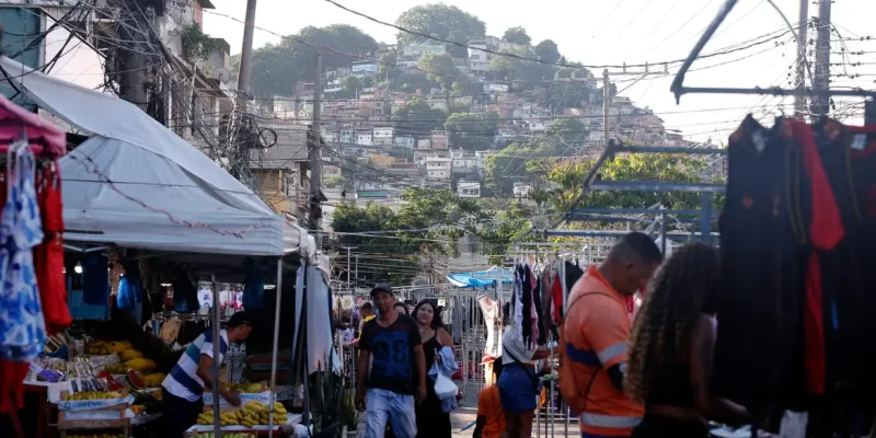 Rio de Janeiro (RJ), 02/11/2025 - Feira na rua José Rucas, onde foram depositados os corpos dos mortos durante a Operação Contenção no Complexo da Penha, zona norte da cidade. Foto: Tânia Rêgo/Agência Brasil