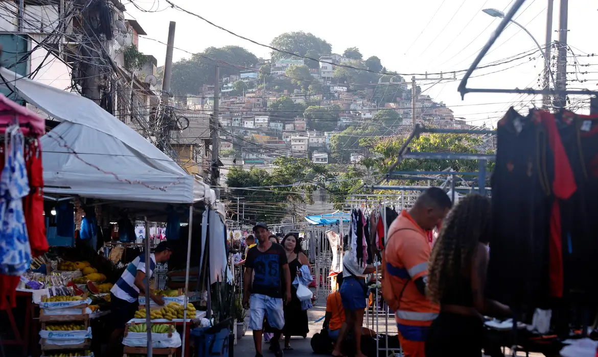 Rio de Janeiro (RJ), 02/11/2025 - Feira na rua José Rucas, onde foram depositados os corpos dos mortos durante a Operação Contenção no Complexo da Penha, zona norte da cidade. Foto: Tânia Rêgo/Agência Brasil