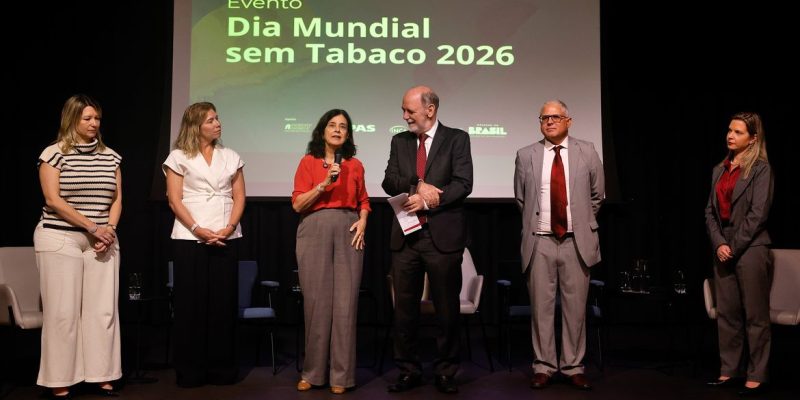 Rio de Janeiro (RJ), 28/05/2026 - Nísia Trindade, ex-ministra da Saúde, fala durante evento promovido pelo Instituto Nacional de Câncer (INCA) no Dia Mundial sem Tabaco para alertar sobre as tentativas da indústria do tabaco de retardar a aplicação da Resolução da Agência Nacional de Vigilância Sanitária (Anvisa) de 2012 (RDC 14/2012), que proíbe o uso de aditivos de sabor e aroma em produtos de tabaco, no  Teatro Assist, no centro da cidade. Foto: Tânia Rêgo/Agência Brasil