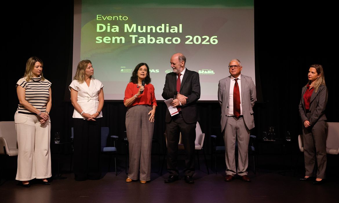 Rio de Janeiro (RJ), 28/05/2026 - Nísia Trindade, ex-ministra da Saúde, fala durante evento promovido pelo Instituto Nacional de Câncer (INCA) no Dia Mundial sem Tabaco para alertar sobre as tentativas da indústria do tabaco de retardar a aplicação da Resolução da Agência Nacional de Vigilância Sanitária (Anvisa) de 2012 (RDC 14/2012), que proíbe o uso de aditivos de sabor e aroma em produtos de tabaco, no Teatro Assist, no centro da cidade. Foto: Tânia Rêgo/Agência Brasil