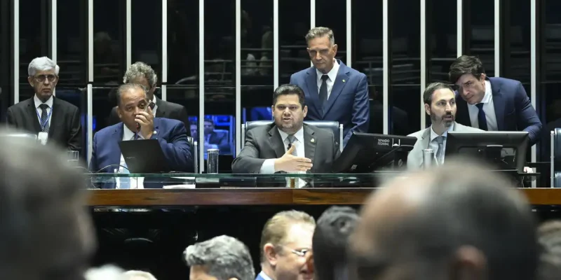 Plenário do Senado Federal durante sessão deliberativa ordinária. Ordem do dia. 

Na pauta, o substitutivo da Câmara ao PL 3.824/2023, que institui a Política Nacional de Indução à Docência na Educação Básica - Mais Professores para o Brasil.

Mesa:
senador Eduardo Gomes (PL-TO); 
presidente do Senado Federal, senador Davi Alcolumbre (União-AP); 
secretário-geral da Mesa do Senado Federal, Danilo Augusto Barboza de Aguiar. 

Foto: Carlos Moura/Agência Senado