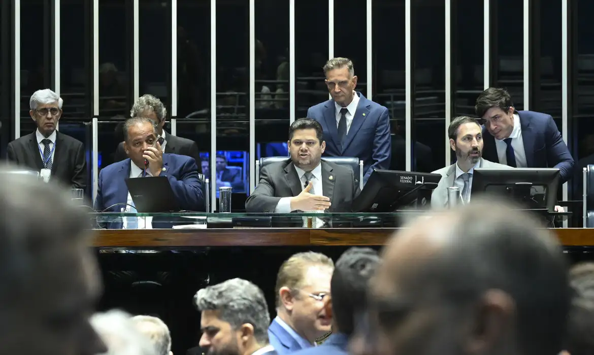 Plenário do Senado Federal durante sessão deliberativa ordinária. Ordem do dia. 

Na pauta, o substitutivo da Câmara ao PL 3.824/2023, que institui a Política Nacional de Indução à Docência na Educação Básica - Mais Professores para o Brasil.

Mesa:
senador Eduardo Gomes (PL-TO); 
presidente do Senado Federal, senador Davi Alcolumbre (União-AP); 
secretário-geral da Mesa do Senado Federal, Danilo Augusto Barboza de Aguiar. 

Foto: Carlos Moura/Agência Senado