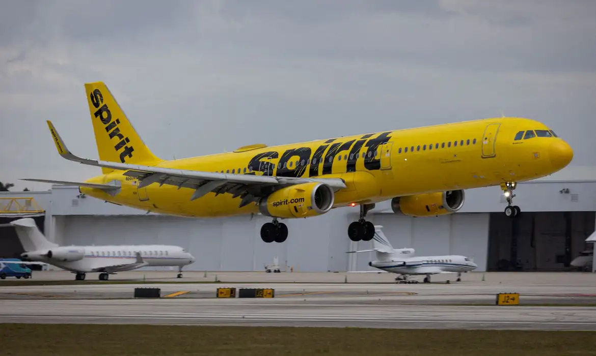 Um voo da Spirit Airlines chega ao Aeroporto Internacional de Fort Lauderdale