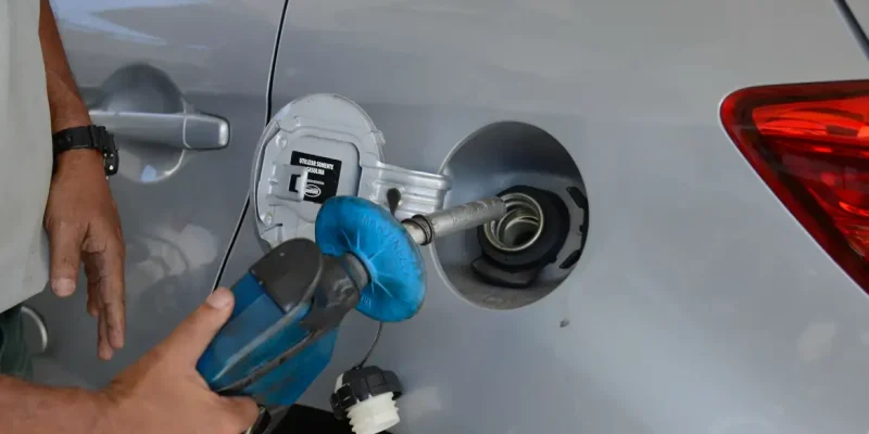Greve de caminhoneiros provoca fila para abastecimento de combustível em posto de gasolina no Rio de Janeiro.