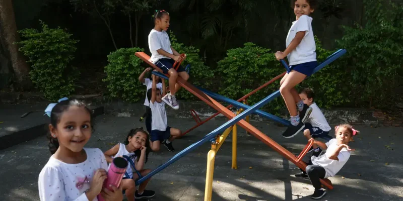 Rio de Janeiro (RJ), 04/06/2025 – Alunos do Centro Integrado de Educação Pública (CIEP) 001 brincam durante horário de intervalo, na escola, no Catete, na zona sul da capital fluminense. Foto: Tomaz Silva/Agência Brasil