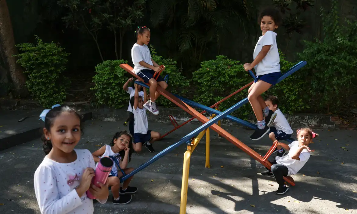 Rio de Janeiro (RJ), 04/06/2025 – Alunos do Centro Integrado de Educação Pública (CIEP) 001 brincam durante horário de intervalo, na escola, no Catete, na zona sul da capital fluminense. Foto: Tomaz Silva/Agência Brasil