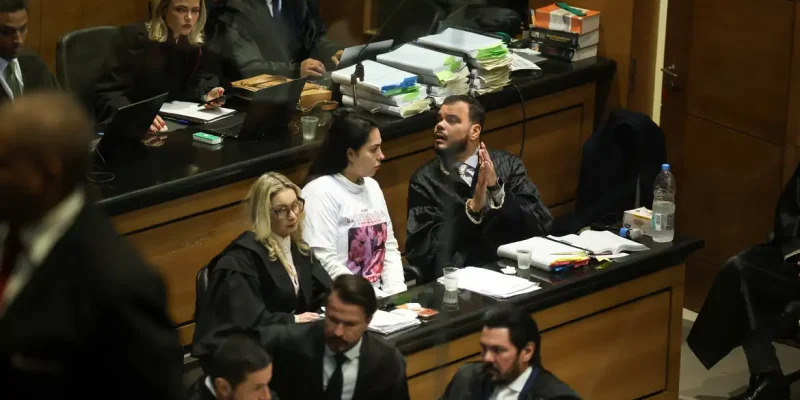 Rio de Janeiro (RJ), 23/03/2026 – A mãe do menino Henry Borel, Monique Medeiros e advogados de defesa durante Tribunal do Júri, no Tribunal de Justiça do Rio de Janeiro, no centro da capital fluminense. Foto: Tomaz Silva/Agência Brasil